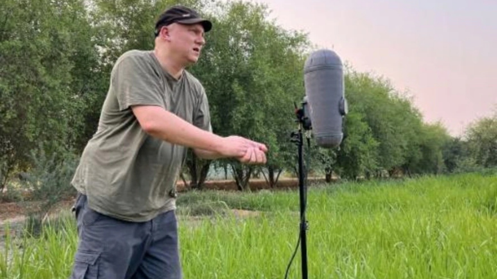 الفنان الفرنسي غيوم روزريه ينصب ميكروفونا في مزرعة عضوية في قطر في 4 سبتمبر 2022