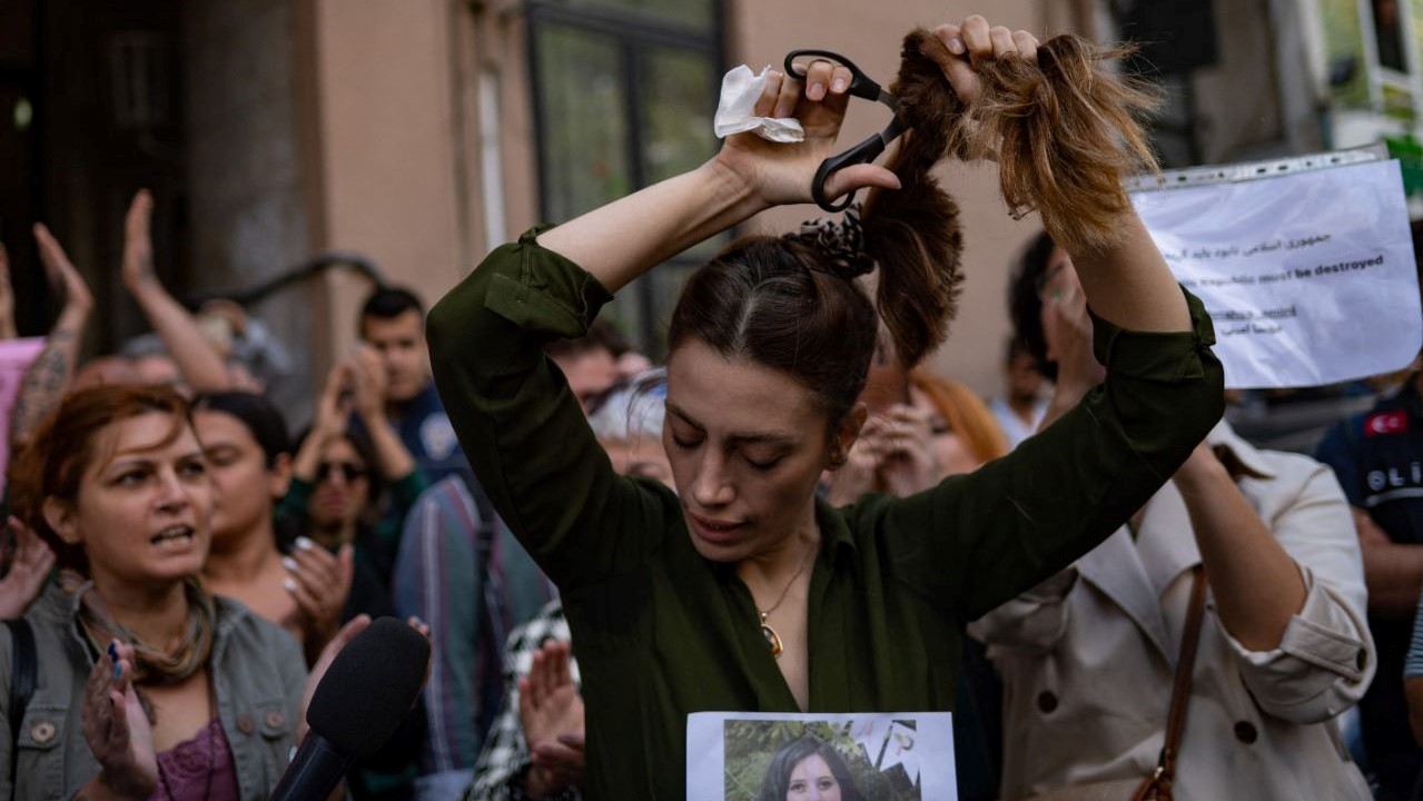 الإيرانية نصيبة سامساي تقص شعرها خلال احتجاج امام القنصلية الإيرانية في اسطنبول احتجاجا على وفاة مهيسا أميني، في 21 سبتمبر 2022