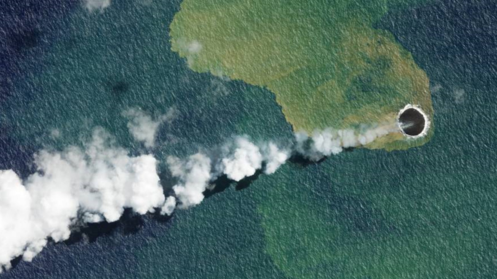 صور الأقمار الصناعية المنشورة في 16 سبتمبر 2022 بواسطة Planet Labs PBC والتُقطت في 14 سبتمبر 2022، تظهر بركان هوم ريف في تونغا، حيث لاحظ الباحثون في وقت سابق من هذا الأسبوع نشاطًا زلزاليًا جديدًا