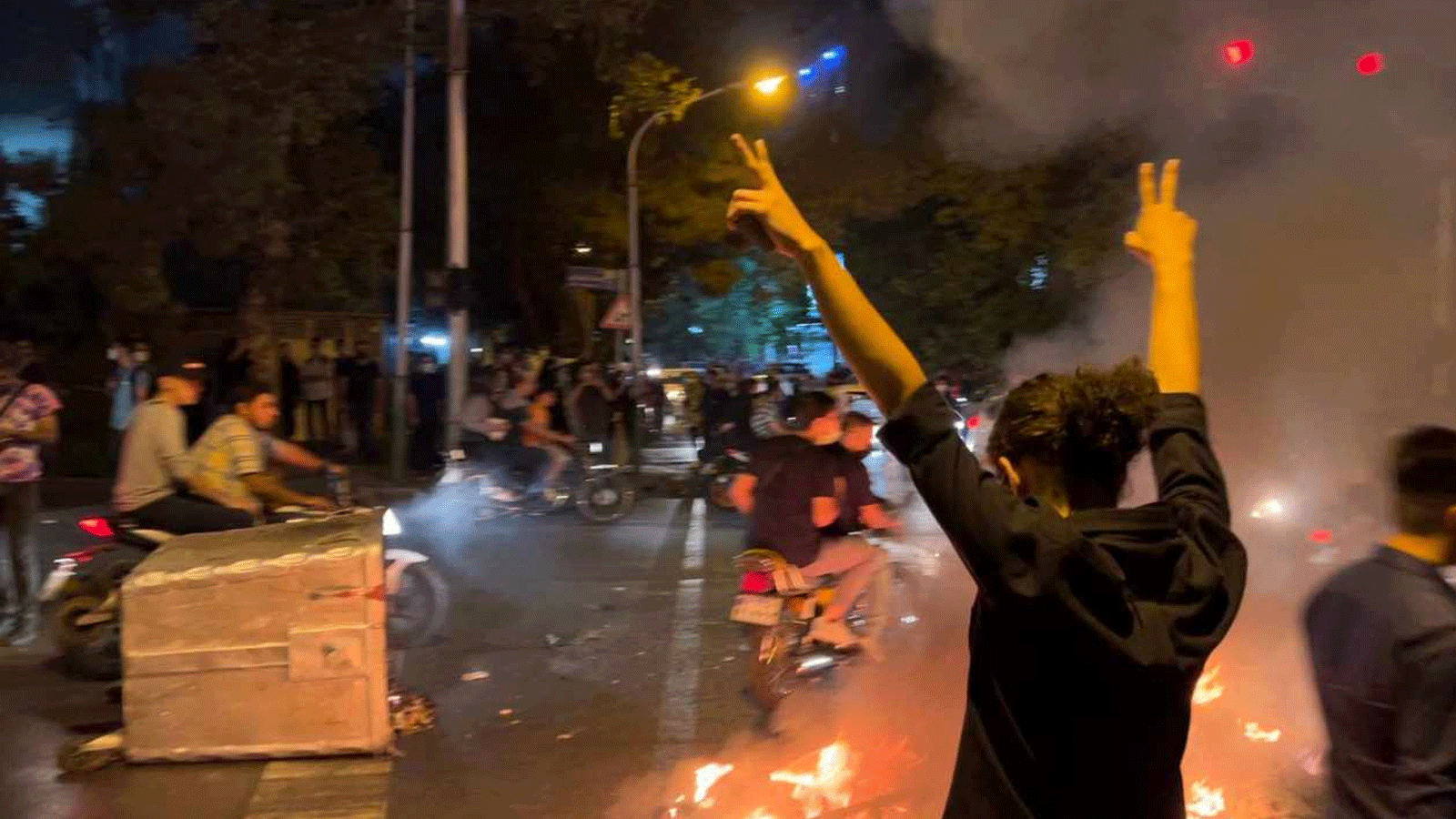 متظاهر يرفع شارة علامة النصر خلال الاحتجاجات عقب وفاة 