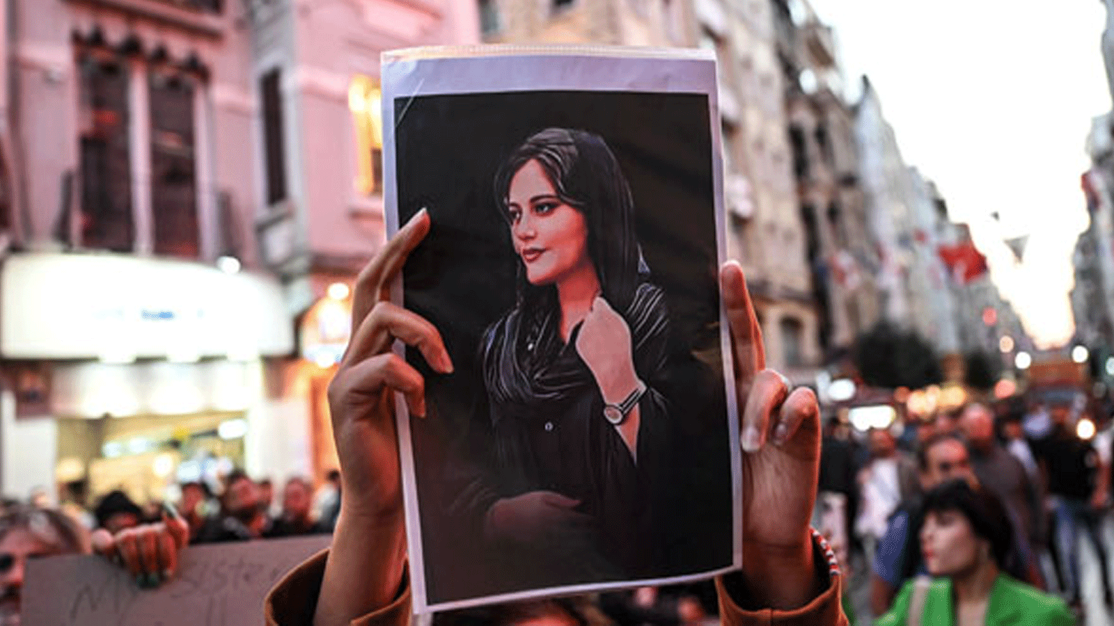 المتظاهرون يرفعون صورة مهسا أميني وسط الاحتجاجات