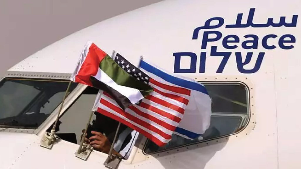 أعلام إماراتية وإسرائيلية وأميركية على طائرة جوية تابعة لشركة 'إل عال' الإسرائيلية، مزينة بكلمة 'سلام' بالعربية والإنجليزية والعبرية، لدى وصولها إلى مطار أبو ظبي في أول رحلة تجارية من إسرائيل إلى الإمارات العربية المتحدة، 8 سبتمبر 2020