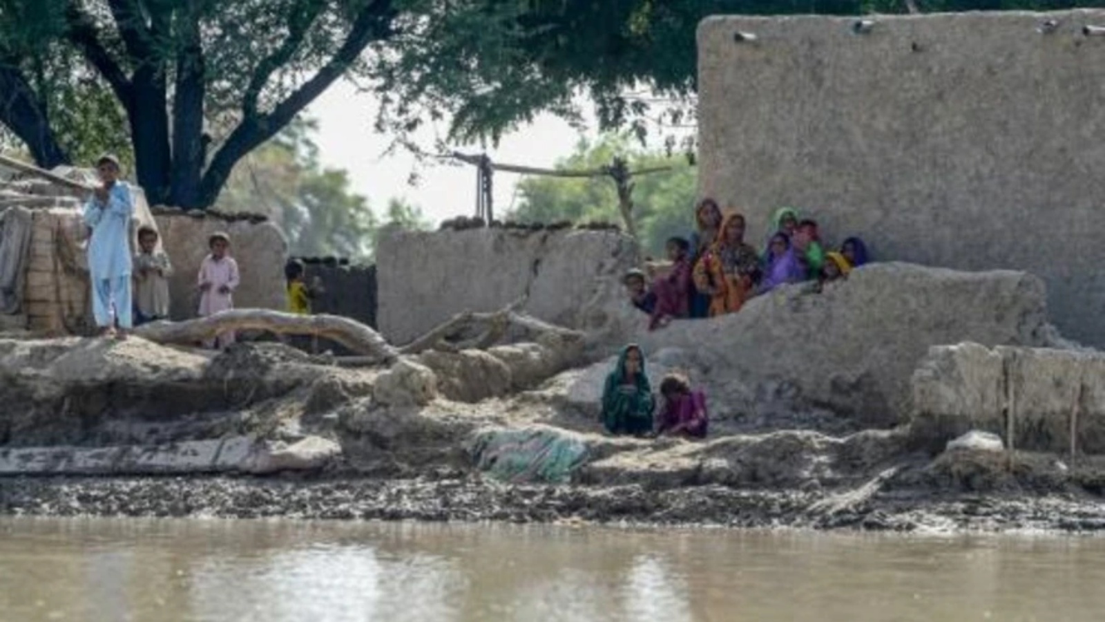 نازحون من الفيضانات ينتظرون بالقرب من منازلهم الحصول على مساعدات الطوارئ، في منطقة راجانبور الواقعة في مقاطعة البنجاب في باكستان، في 4 سبتمبر 2022