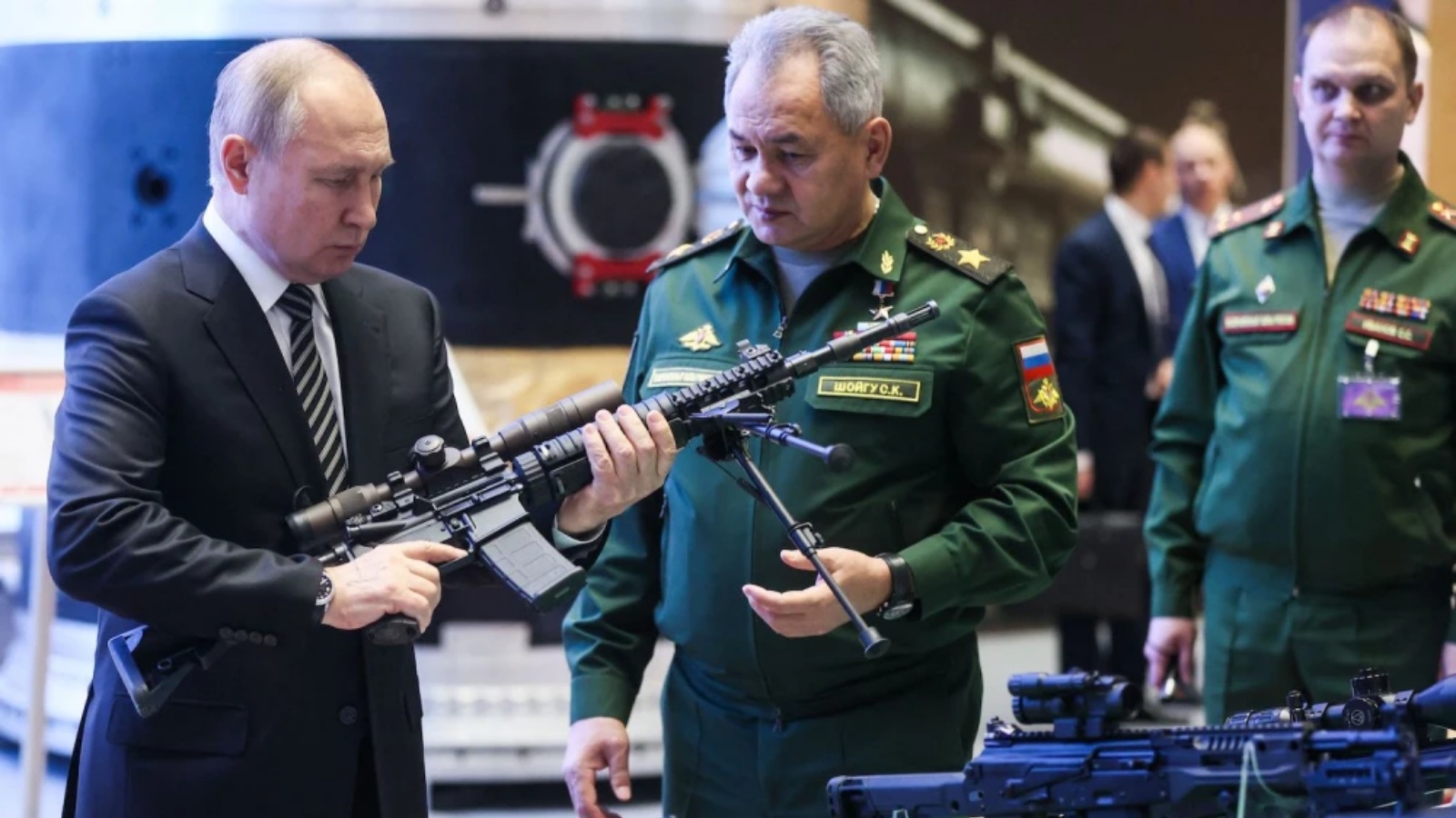 الرئيس الروسي فلاديمير بوتين ووزير الدفاع سيرغي شويغو يقومان بجولة في معرض المعدات العسكرية قبل الاجتماع السنوي لمجلس وزارة الدفاع في موسكو في 21 ديسمبر 2021