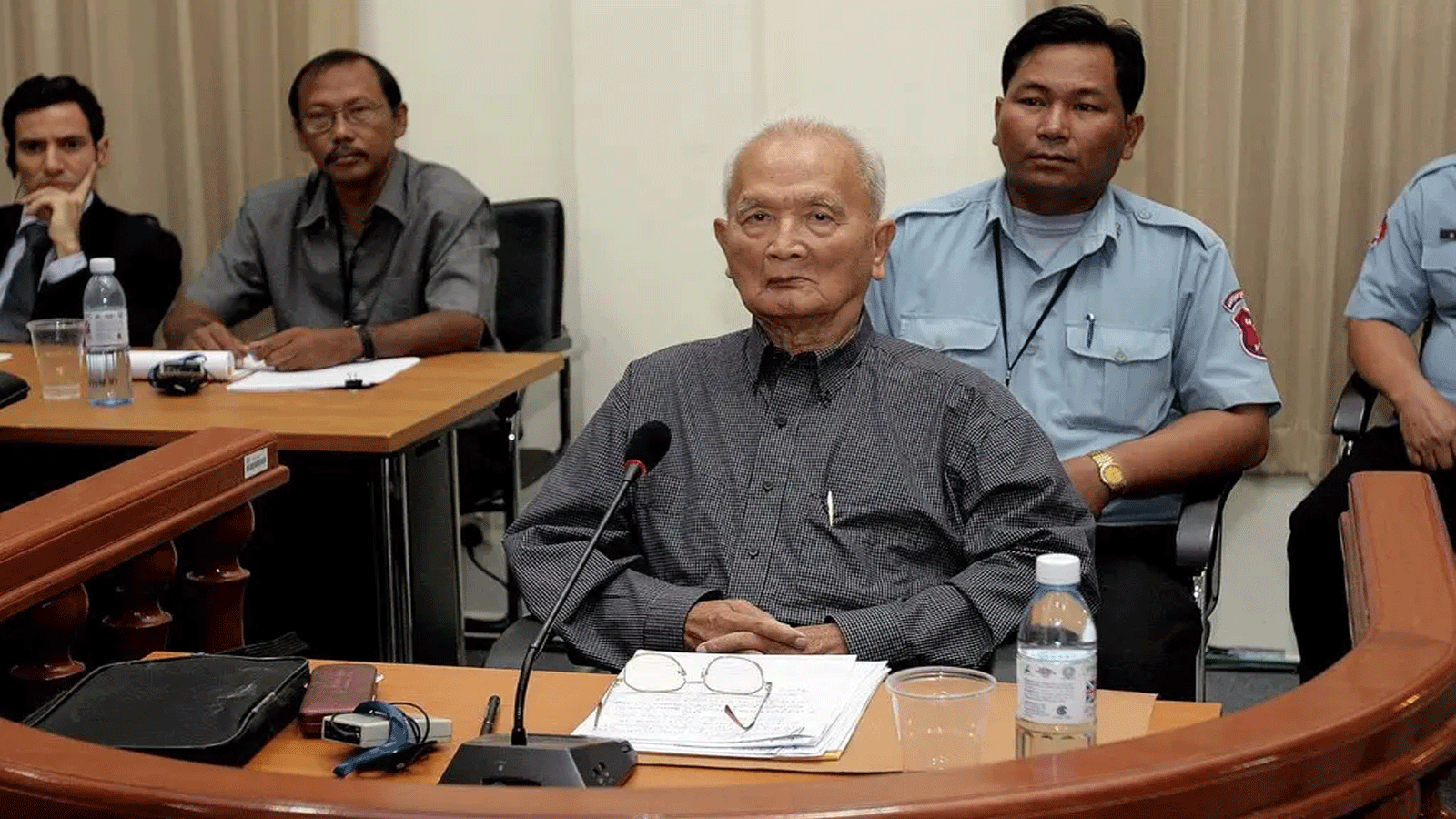 زعيم الخمير الحمر السابق نون تشيا، الذي كان ثانيًا في القيادة بعد بول بوت، في محكمة في بنوم بنه، كمبوديا، في العام 2008.