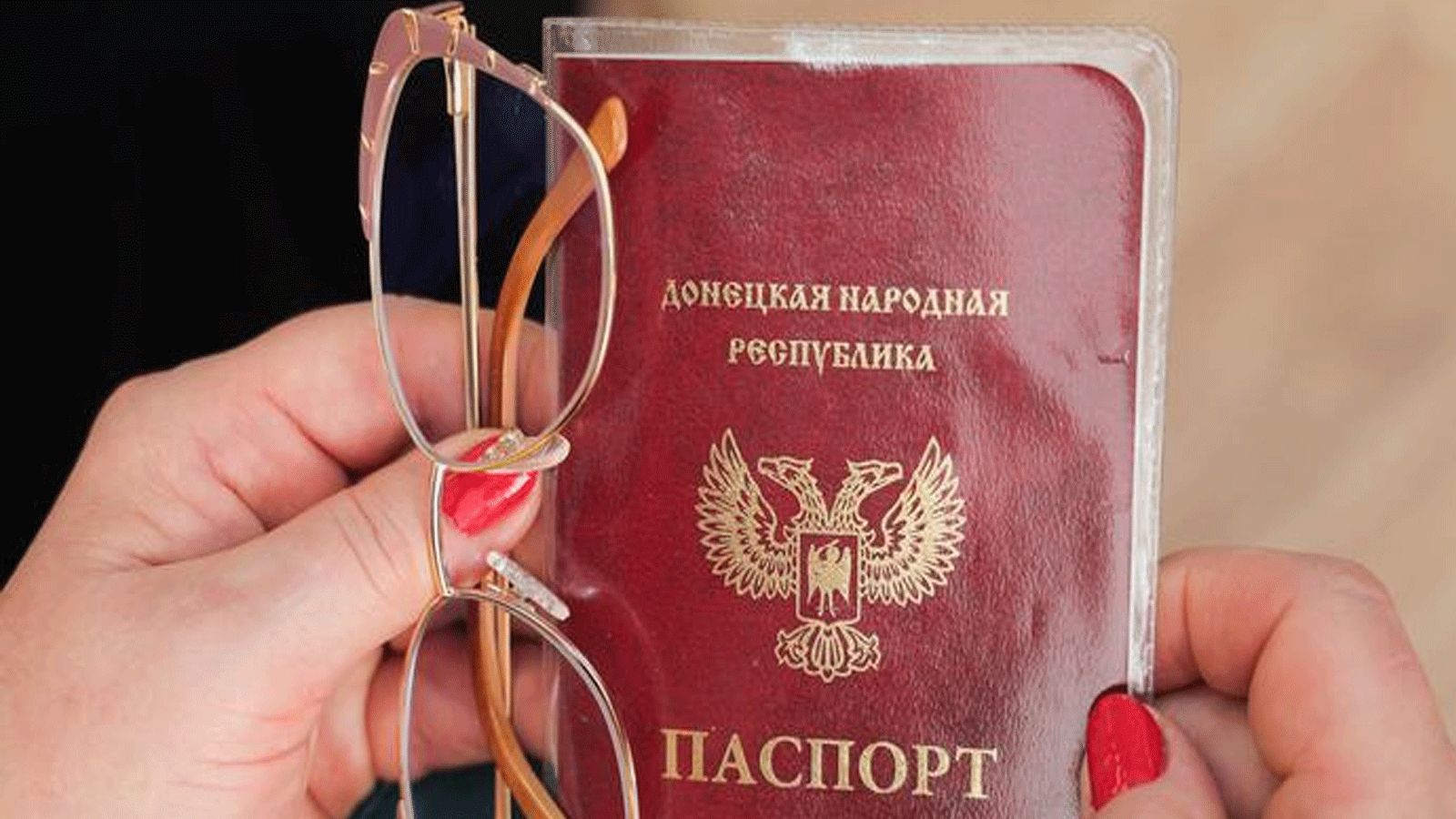 سيدة تحمل جواز السفر الروسي في دونيتسك(dpa)
