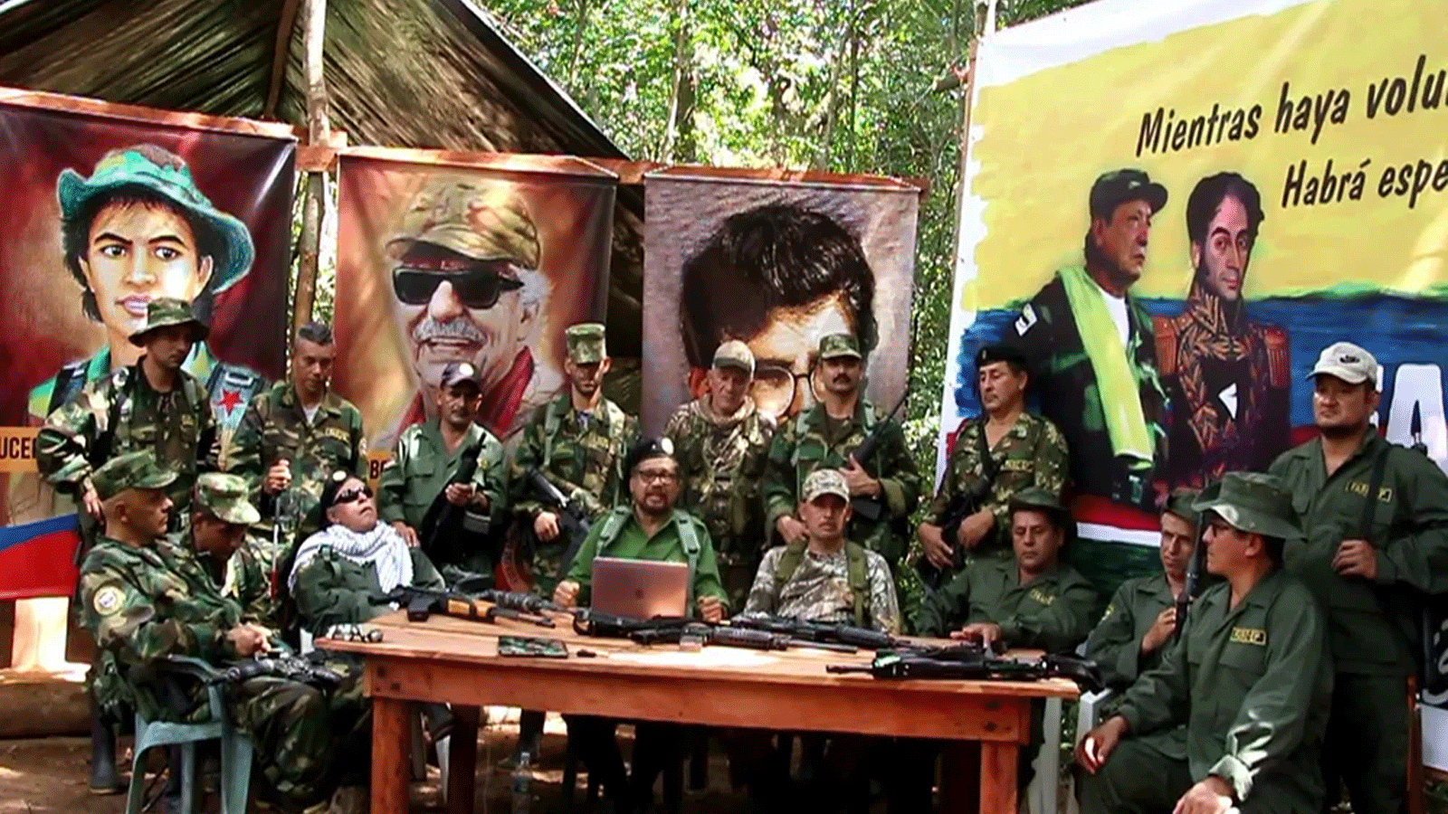 كبار القادة السابقين للقوات المسلحة الثورية لكولومبيا، بمن فيهم إيفان ماركيز (في الوسط)