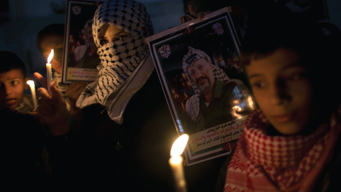 فلسطينيون يحملون الشموع في خان يونس جنوب قطاع غزة في 11 نوفمبر 2015، في الذكرى الحادية عشرة لوفاة الزعيم الفلسطيني ياسر عرفات
