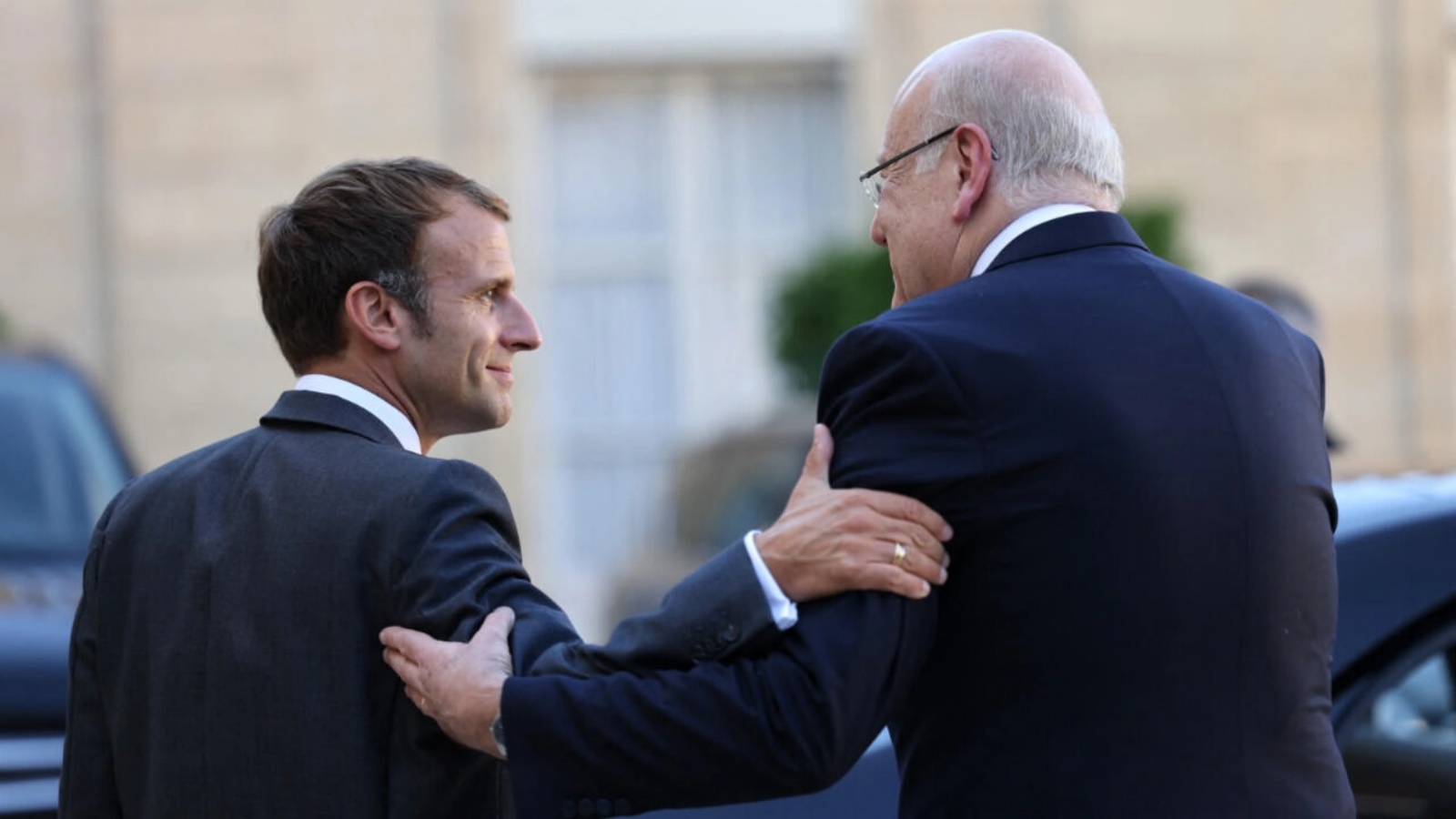الرئيس الفرنسي إيمانويل ماكرون (إلى اليسار) ورئيس الوزراء اللبناني نجيب ميقاتي يسيران بعد غداء عمل في قصر الإليزيه في باريس، 24 سبتمبر 2021