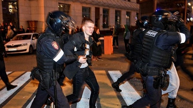 الشرطة الروسية تعتقل محتجاً على قرار التعبئة الجزئية الذي أعلنه بوتين، في 21 سبتمبر 2022