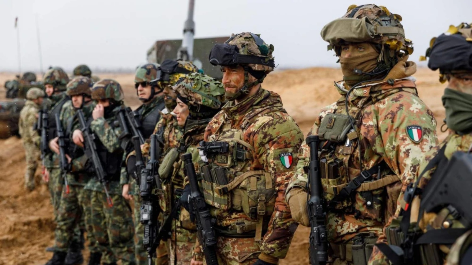 جنود يشاركون في تدريب عسكري في قاعدة أدازي العسكرية شمال شرق ريغا، لاتفيا، في 8 مارس 2022.