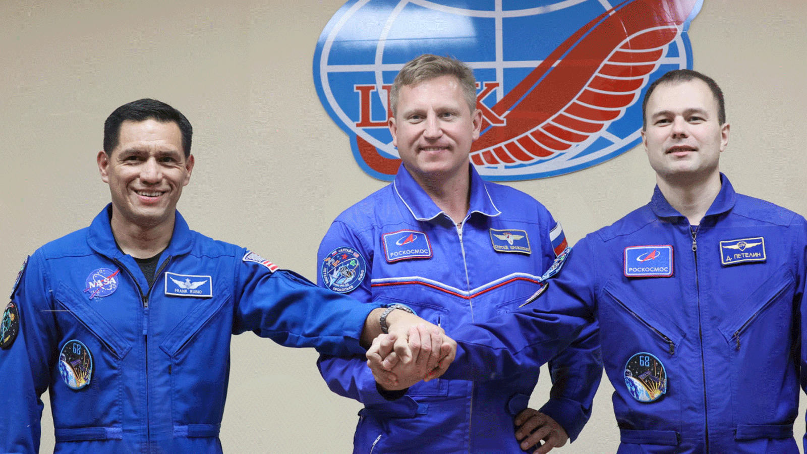 ISS Expedition 68 من أعضاء الطاقم الرئيسي، رائد فضاء ناسا فرانسيسكو 'فرانك' روبيو، ورائد الفضاء روسكوزموس سيرجي بروكوبييف وديمتري بيتلين (من اليسار إلى اليمين) يعقدون مؤتمرًا صحفيًا قبل مهمتهم الفضائية القادمة إلى محطة الفضاء الدولية.(TASS)