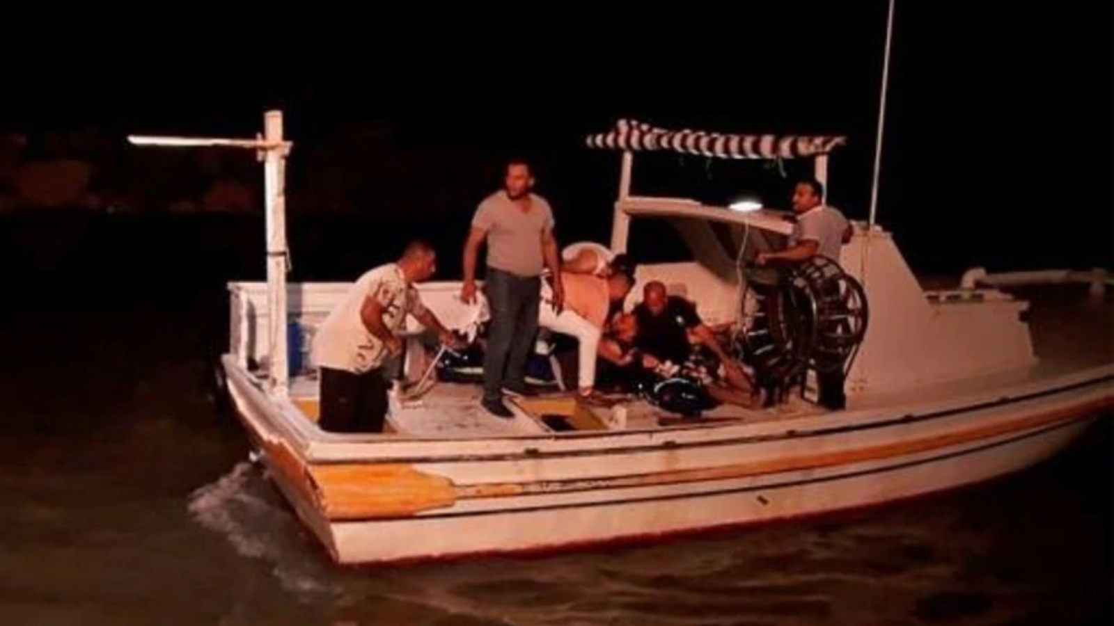 فريق إنقاذ يبحث عن ضحايا وناجين قبالة سواحل طرطوس في 22 سبتمبر 2022 بعد غرق مركب يقل مهاجرين غير شرعيين انطلاقاً من لبنان
