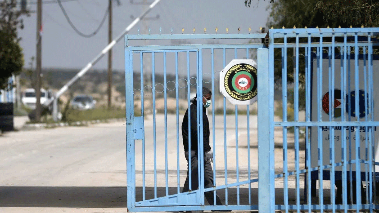 ضابط فلسطيني يقف عند بوابة معبر إيريز في 15 مارس\ آذار 2020