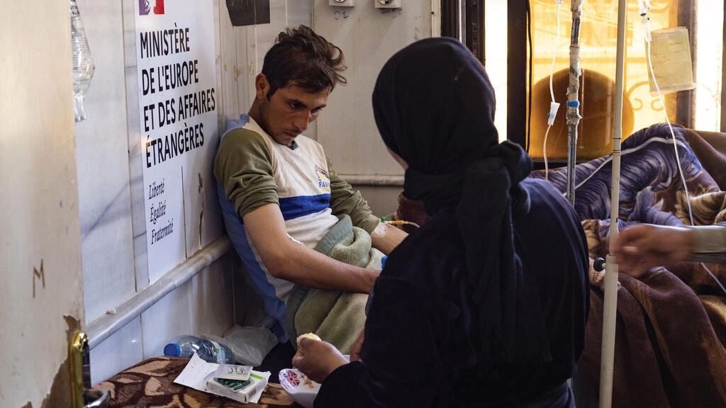 شاب سوري يعاني من الكوليرا يتلقى العلاج في 17 أيلول/سبتمبر 2022 في مستفى الكسرة بمحافظة دير الزور شرق البلاد