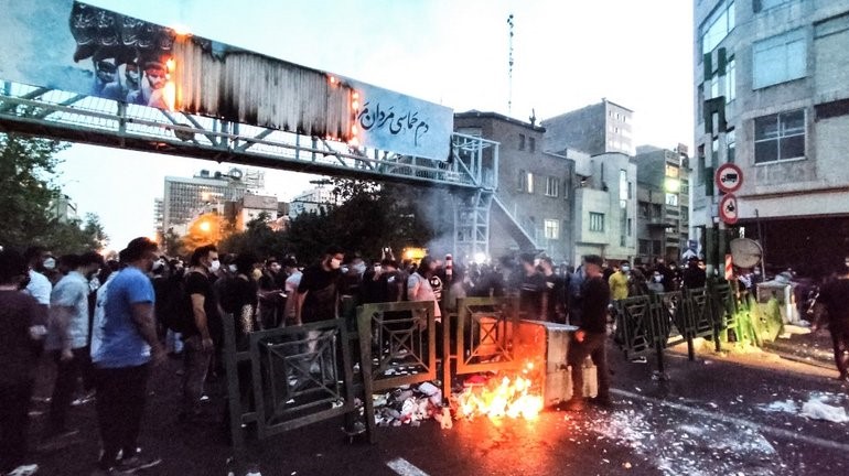 جانب من الاحتجاجات المسترة في مدن إيرانية عدة منذ ستة ايام