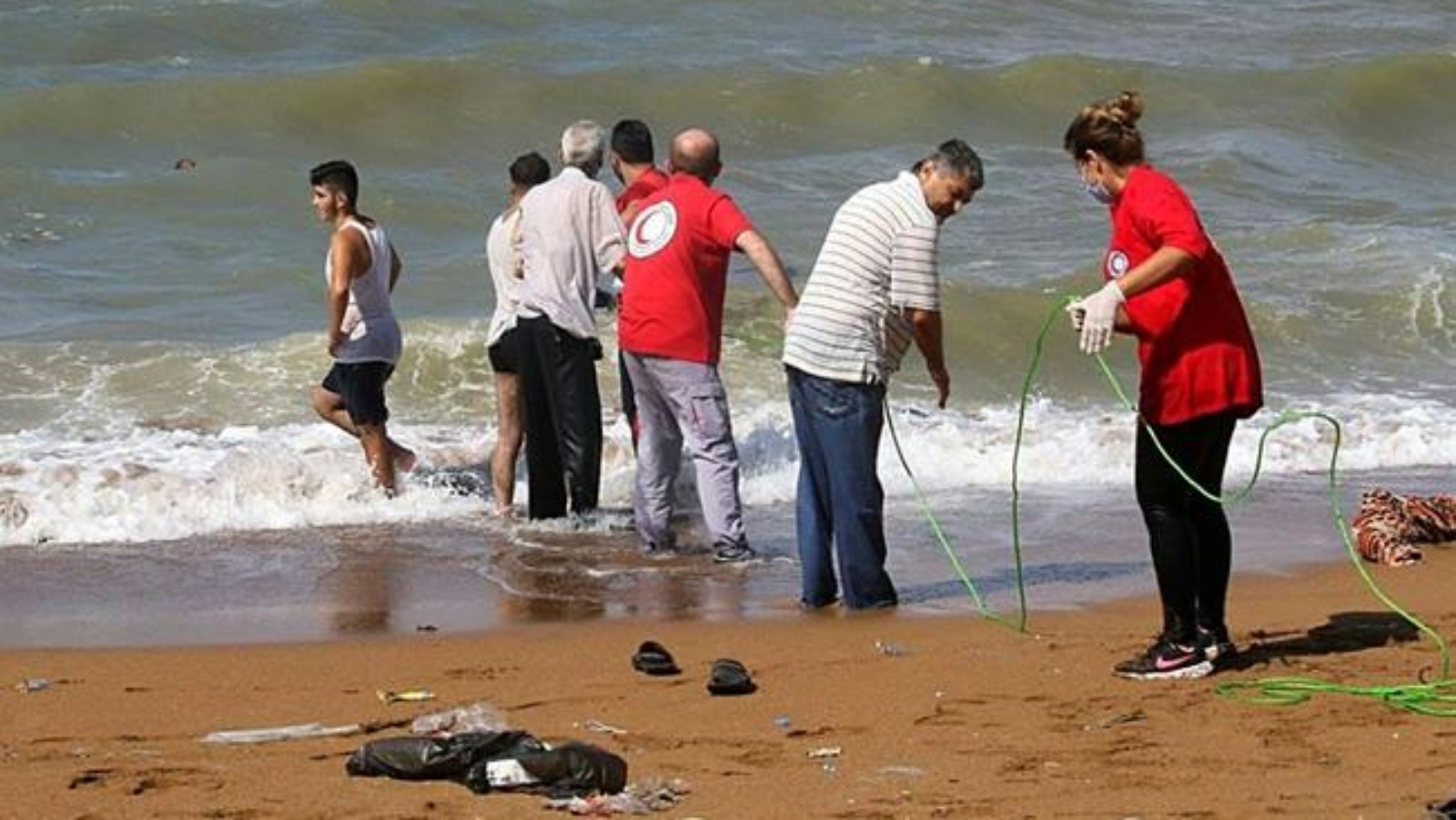 رجال الإنقاذ من الهلال الأحمر السوري ينتشلون جثة مهاجر غرق في غرق سفينة قبالة الساحل بعد مغادرة لبنان يوم الخميس