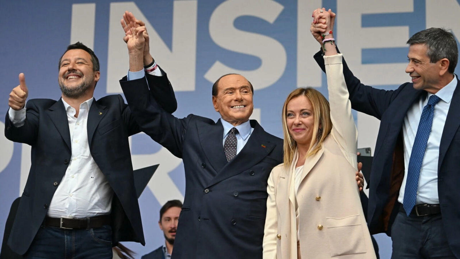 من اليمين إلى اليسار: المحامي الايطالي (وسط يساري) ماوريتزيو لوبي، وزعيمة حزب 