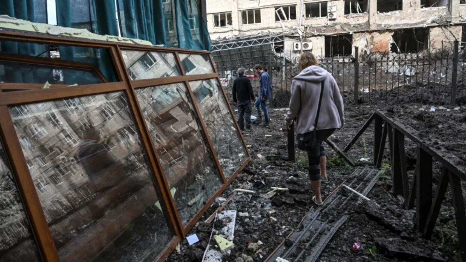 امرأة تمشي أمام مبنى مدمر في كراماتورسك بمنطقة دونيتسك بأوكرانيا