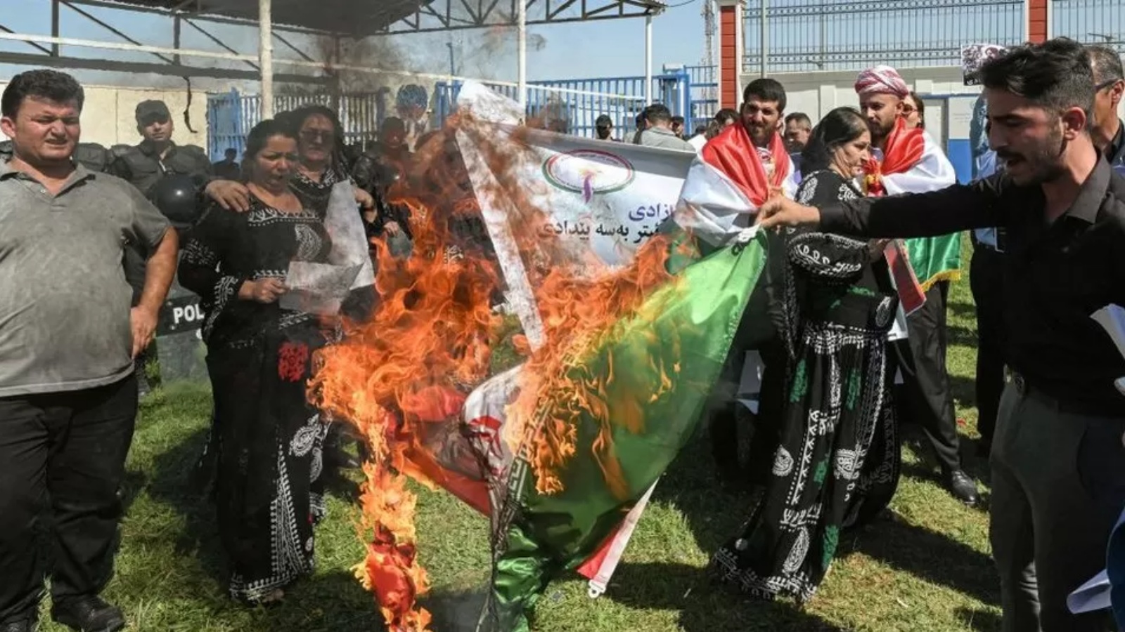 محتجون يحرقون العلم الايراني رفضاً للمارسات القمعية