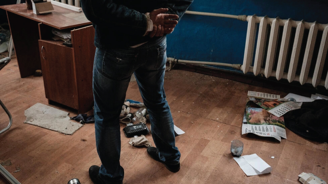 رجل له أقارب في شبه جزيرة القرم التي ضمتها روسيا يتحدث في غرفة يقول فيها إنه تعرض للتعذيب على أيدي مليشيات موالية لروسيا