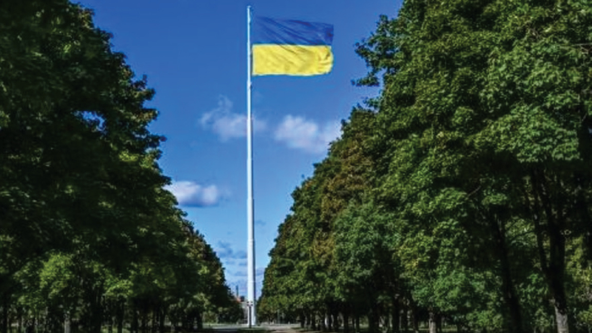 العلم الأوكراني يرفرف في حديقة كراماتورسك في منطقة دونيتسك غي شرق أوكرانيا في 19 أيلول/سبتمبر 2022