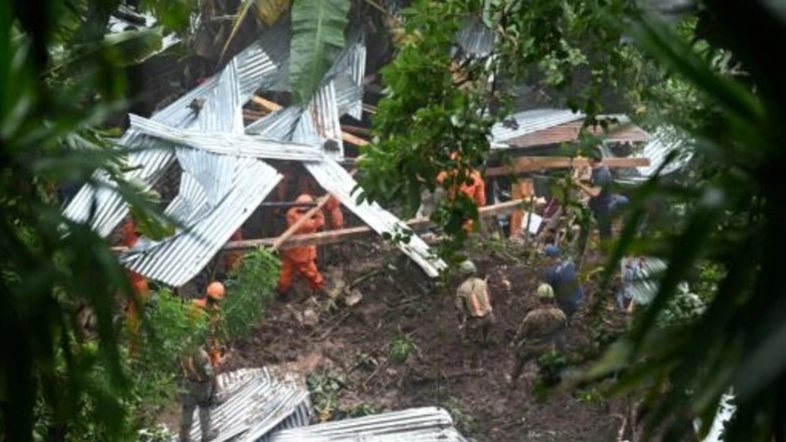  فرق إنقاذ تبحث عن ضحايا انهيار أرضي في قرية هويزوكار الواقعة على بعد 16 كلم جنوب غرب العاصمة سان سلفادور