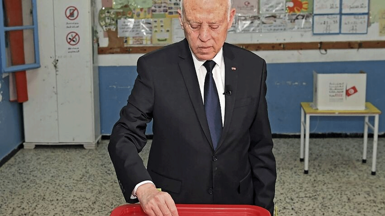 الرئيس قيس سعيد يصوت في استفتاء على مشروع الدستور الذي طرحه في مركز اقتراع بالعاصمة تونس 