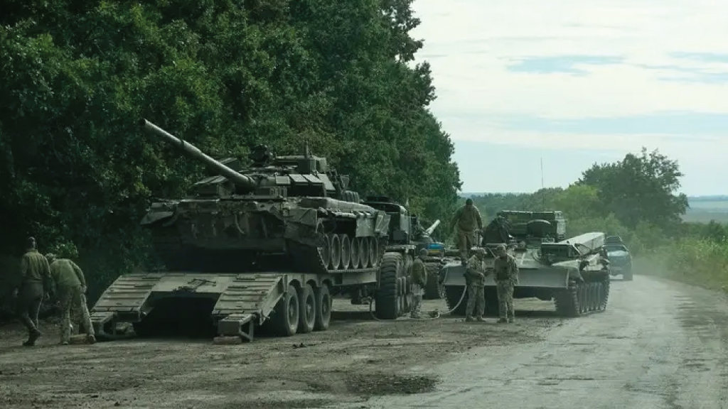جنود أوكرانيون ينقلون دبابا روسية متروكة في خاركيف في 18 سبتمبر 2022