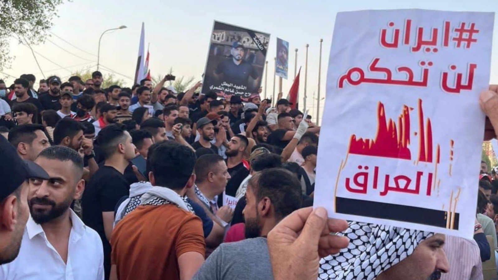 محتجون عراقيون ضد الفساد والمحاصصة خلال تظاهرة في ساحة النسور وسط بغداد في 2 سبتمبر 2022 (تويتر)