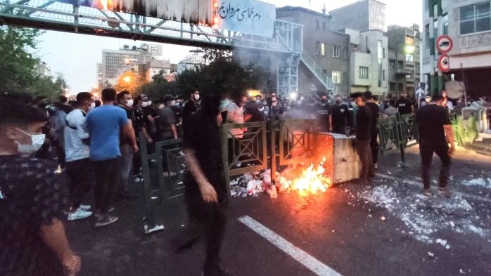متظاهرون إيرانيون ينزلون إلى شوارع طهران بعد وفاة محساء أميني البالغة من العمر 22 عامًا أثناء احتجازها لدى الشرطة ، 21 سبتمبر 2022