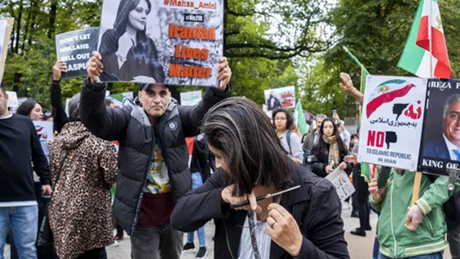 منذ وفاة مهسا أميني، قامت العديد من النساء بقص شعرهن احتجاجًا على قوانين السلطة المحافظة المتطرفة في إيران