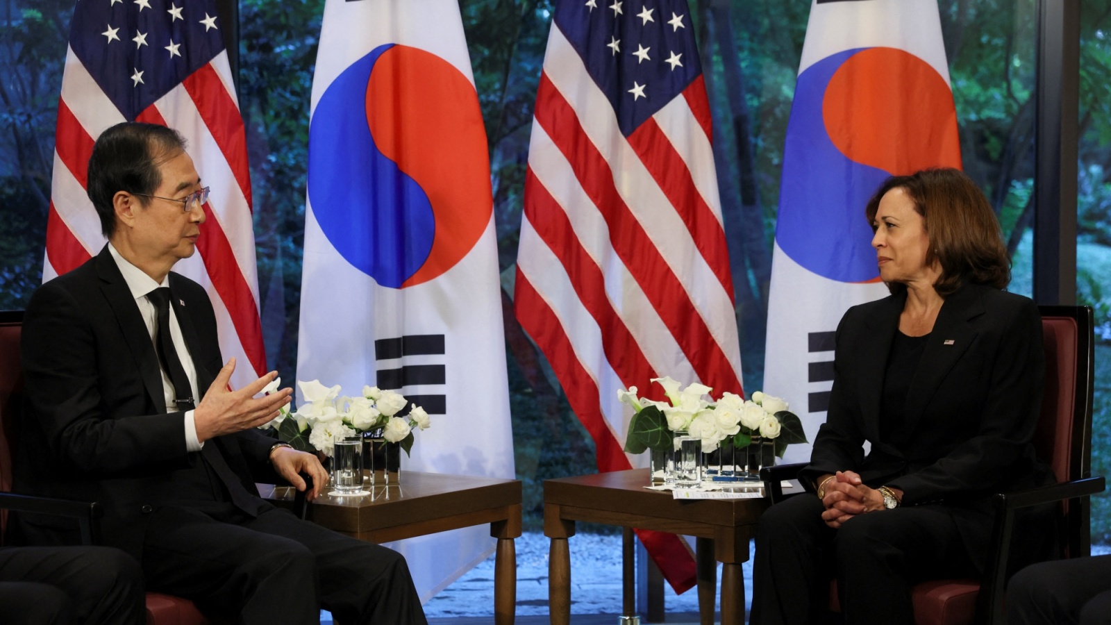 نائبة الرئيس الأميركي كامالا هاريس، إلى اليمين، مع رئيس الوزراء الكوري الجنوبي هان داك سو في طوكيو يوم 27 سبتمبر