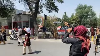 عناصر طالبان يطلقون النار لتفريق نساء تظاهرن دعمًا للنساء في إيران، في 29 سبتمبر 2022