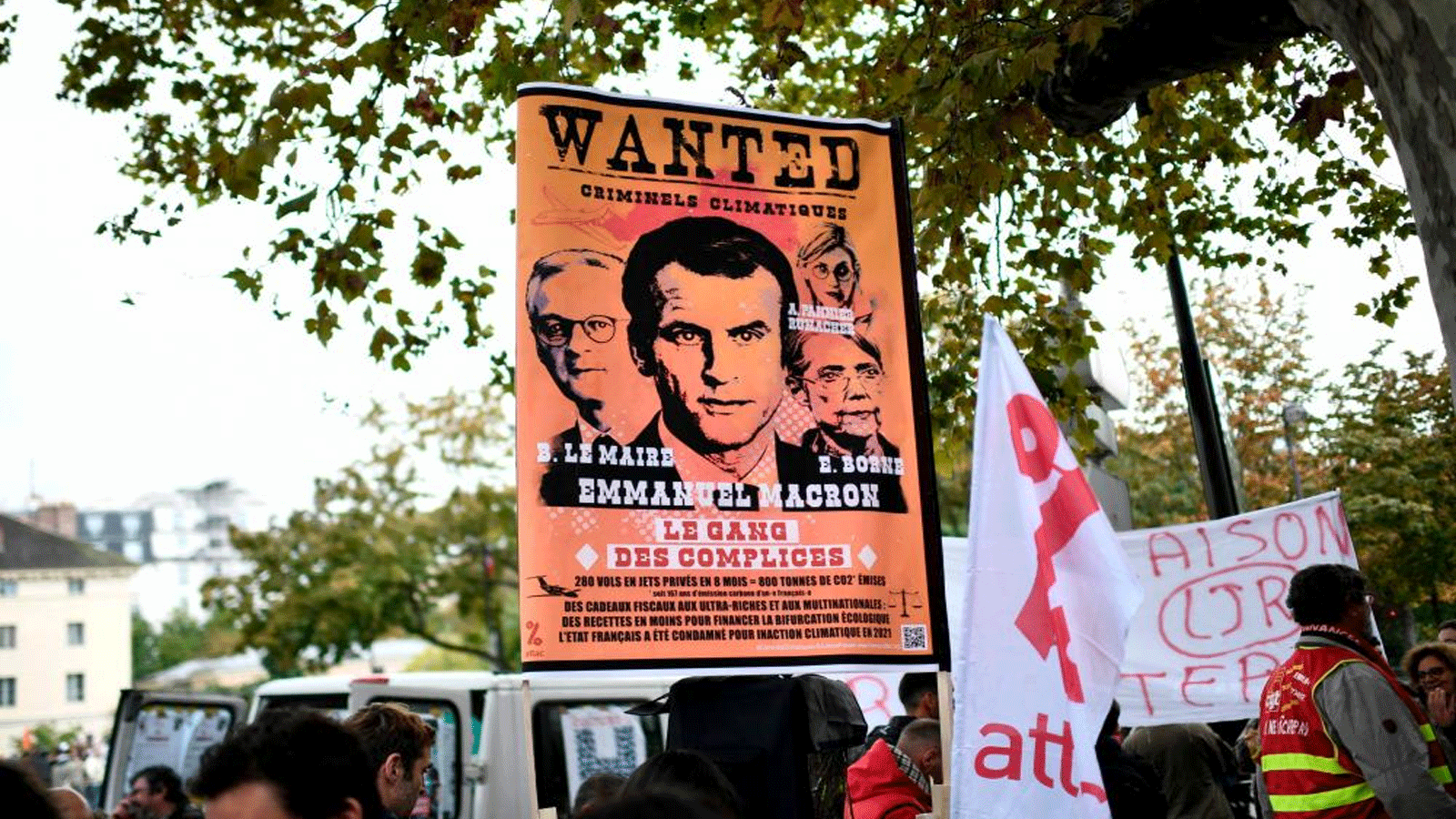 شوهدت لافتة تحمل صورة الرئيس الفرنسي إيمانويل ماكرون كُتِبَ عليها 