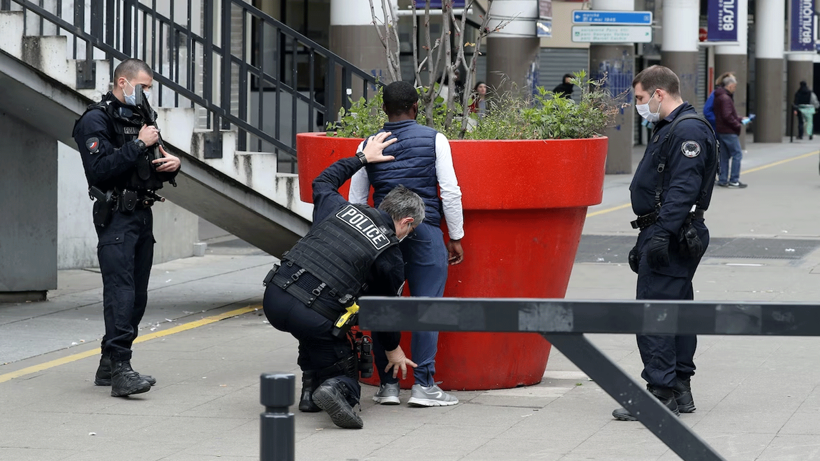 صورة أرشيفية لضباط من الشرطة الفرنسية يفتشون رجلاً في سان أوين.2 نيسان\أبريل 2020