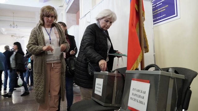 لاجئة من المناطق الأوكرانية التي تسيطر عليها روسيا تدلي بصوتها في الاستفتاء بمركز اقتراع في روستوف أون دون السبت 24 سبتمبر 2022