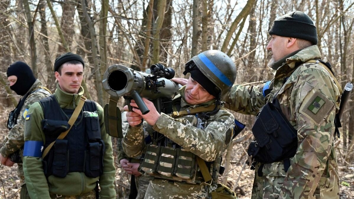 جنود أوكرانيون يتمرنون على أسلحة جديدة زودهم بها الغرب
