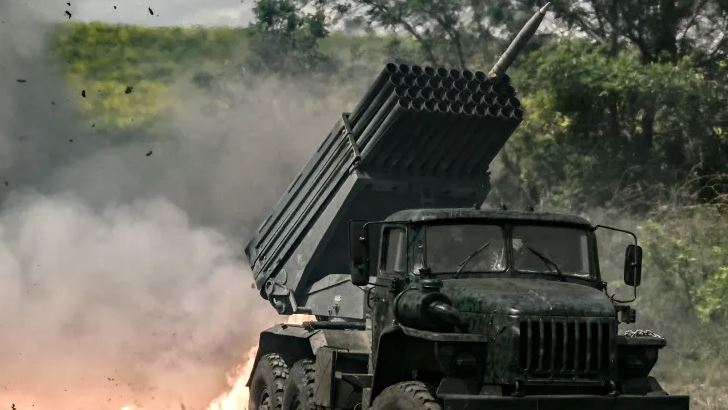 راجمة صواريخ أوكرانية تقصف مواقع روسية في الدونباس شرق أوكرانية