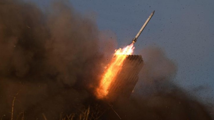 قاذفة صواريخ متعددة من طراز غراد تطلق على موقع روسي في شرق أوكرانيا
