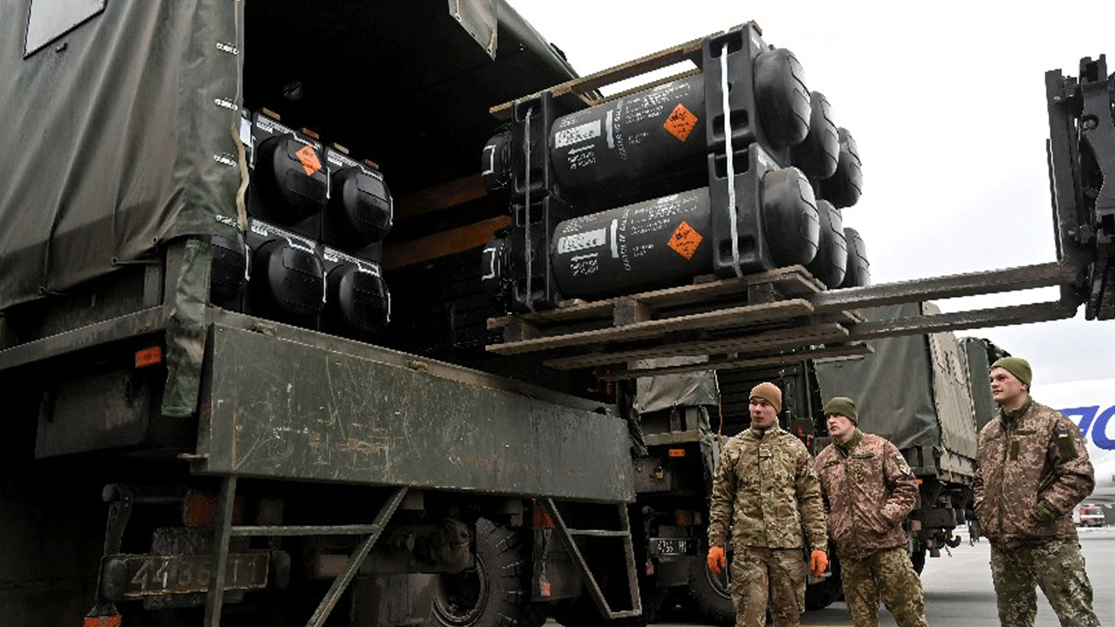 صورة لجنود أميركيين ينقلون معدات عسكرية الى أكرانيا