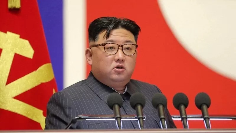 KCNA VIA REUTERS استبعد كيم جونغ أون إجراء محادثات من أجل إزالة الأسلحة النووية