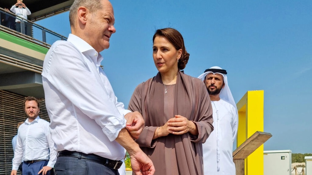 المستشار الألماني اولاف شولتس ووزير التغير المناخي مريم المهيري في منتزه القرم في أبوظبي في 25 سبتمبر 2022