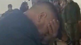 صورة لمجند روسي يبكي في مركز للتجنيد مقتطعة من الفيديو المنتشر على وسائل التواصل الاجتماعي