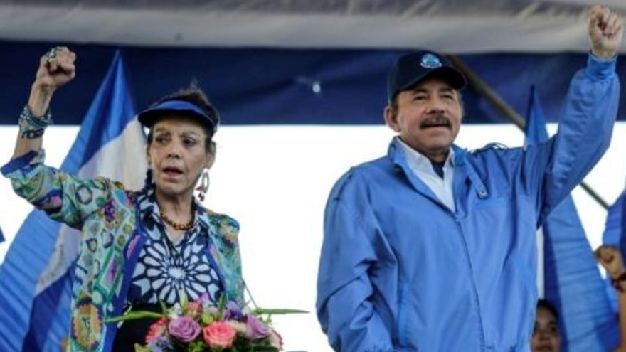رئيس نيكاراغوا دانيال أورتيغا ونائبته وزوجته روزاريو موريو يلقيان التحية على مناصريهما خلال تجمّع انتخابي في 5 سبتمبر 2018