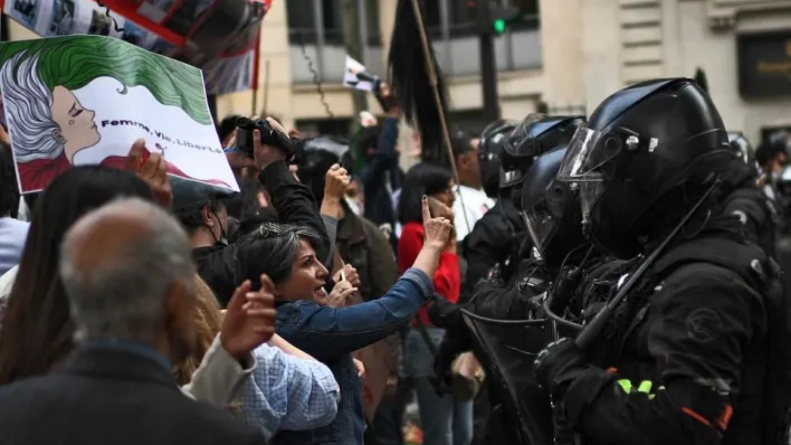 مواجات بين عناصر الشرطة والمتظاهرين في احتجاج خارج السفارة الإيرانية الأحد 25 سبتمبر 2022 في لندن