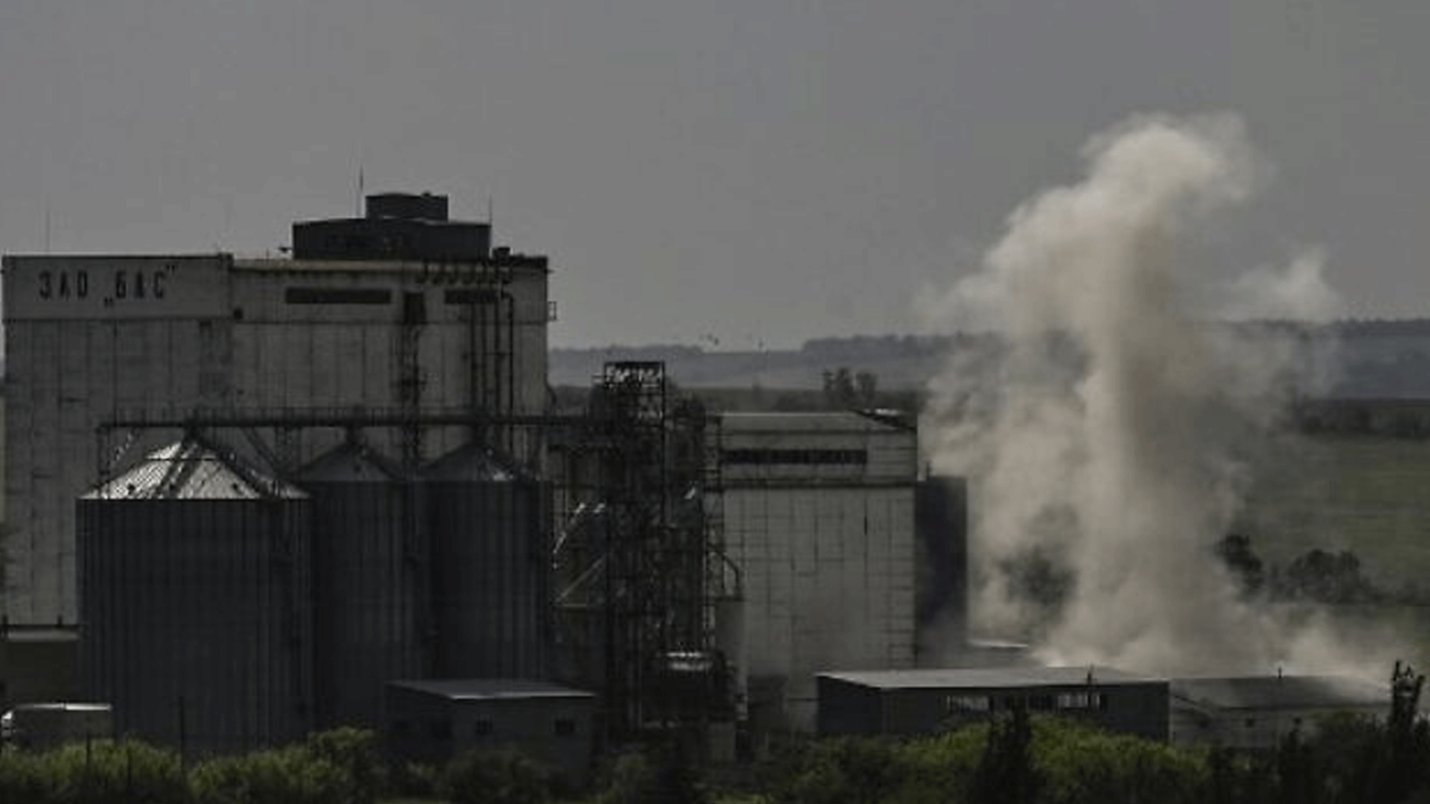 الدخان يتصاعد خلال قصف مصنع في مدينة سوليدار في منطقة دونباس بشرق اوكرانيا. 3 حزيران\يونيو 2022