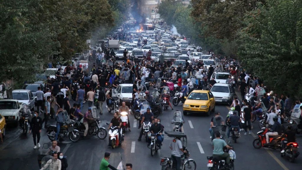 محتجون يقفلون أحد شوارع طهران