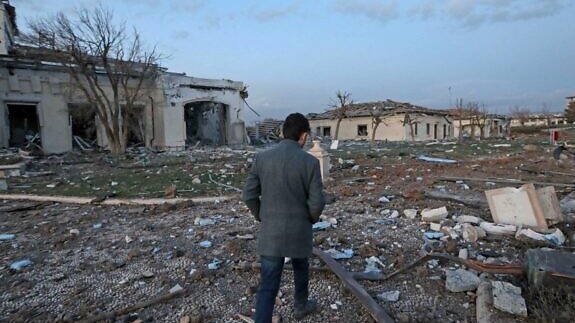 رجل يسير أمام القصور المتضررة بعد هجوم ليلي في أربيل، عاصمة منطقة الحكم الذاتي الكردية في شمال العراق، 13 مارس/آذار 2022