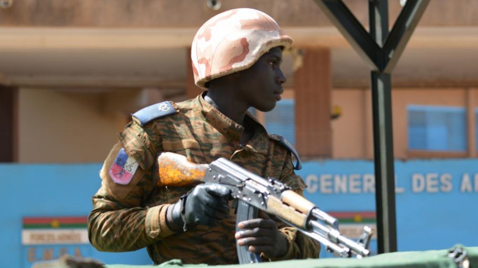 جندي يقف خارج مقر قوات دفاع بوركينا فاسو في واغادوغو (أرشيفية)